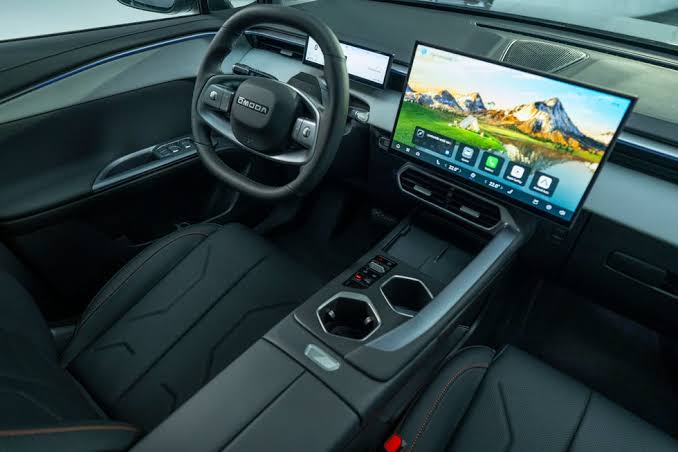El Omoda 5 se renueva para 2027 con nuevo interior y versiones híbrida y eléctrica